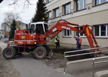 Przy bibliotece powstaje skwer D-O-M