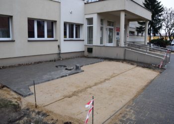 Przy bibliotece powstaje skwer D-O-M