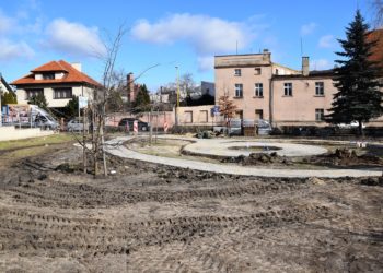 Przy bibliotece powstaje skwer D-O-M