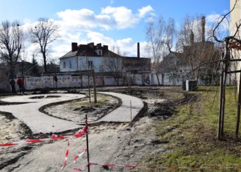 Przy bibliotece powstaje skwer D-O-M