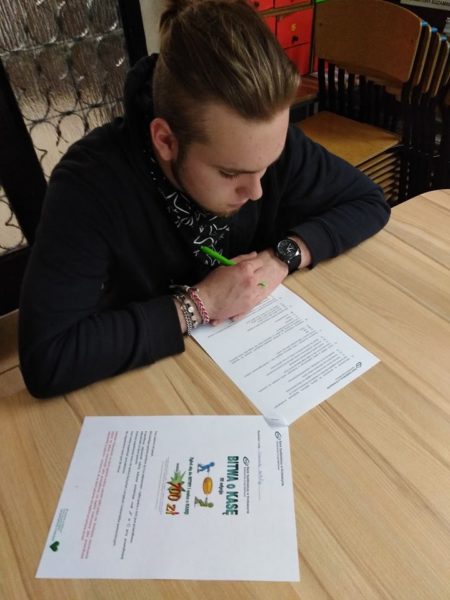 Młodzież walczy o kasę