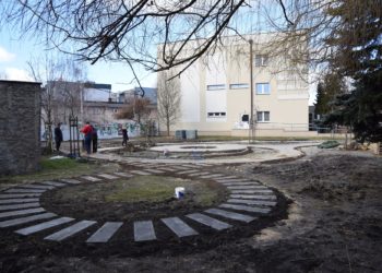 Przy bibliotece powstaje skwer D-O-M