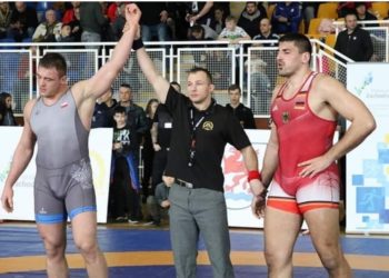 Ceramik z dwoma medalami