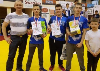 Trzy srebrne krążki