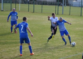 Wyrównany pojedynek z liderem