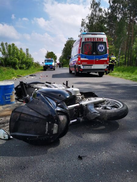 Motocyklista uderzył w samochód