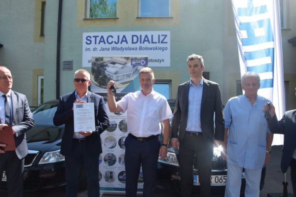 Dwa samochody dla stacji dializ