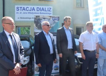 Dwa samochody dla stacji dializ