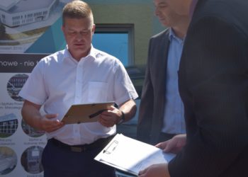 Dwa samochody dla stacji dializ