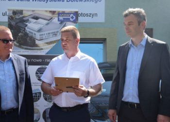 Dwa samochody dla stacji dializ