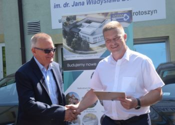 Dwa samochody dla stacji dializ