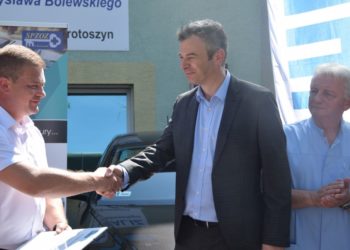 Dwa samochody dla stacji dializ