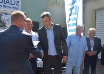 Dwa samochody dla stacji dializ