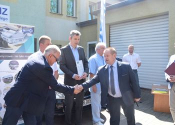 Dwa samochody dla stacji dializ