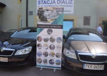 Dwa samochody dla stacji dializ