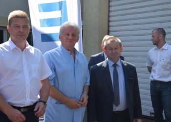 Dwa samochody dla stacji dializ