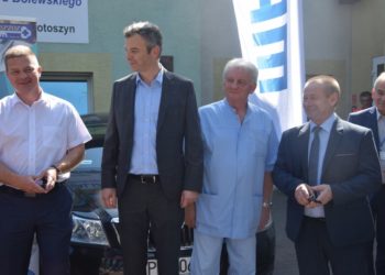 Dwa samochody dla stacji dializ