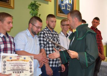 Młodzi rzemieślnicy otrzymali dyplomy