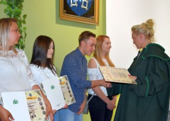 Młodzi rzemieślnicy otrzymali dyplomy