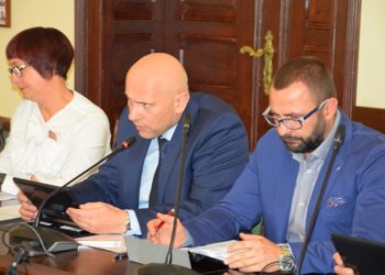 Czarne chmury nad samorządami?