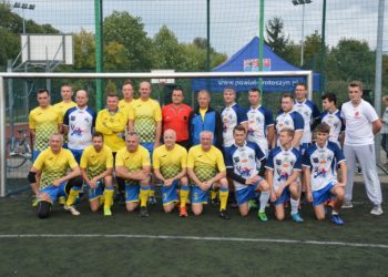 Księża i samorządowcy zagrali dla Kryspina