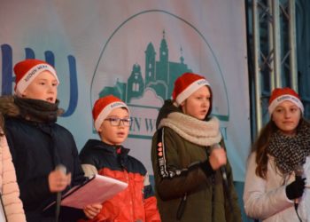 Mikołajki z rozświetloną choinką