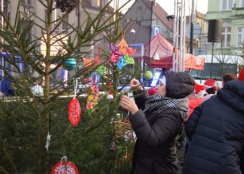 Mikołajki z rozświetloną choinką