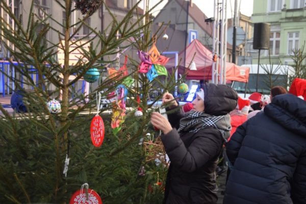 Mikołajki z rozświetloną choinką