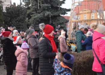 Mikołajki z rozświetloną choinką