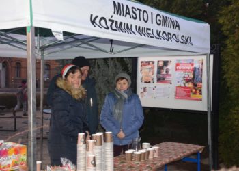 Mikołajki z rozświetloną choinką