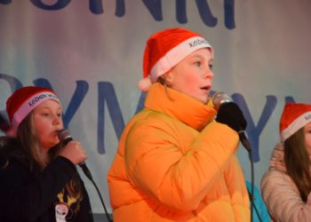 Mikołajki z rozświetloną choinką