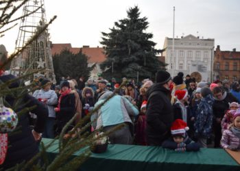 Mikołajki z rozświetloną choinką