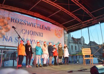 Mikołajki z rozświetloną choinką