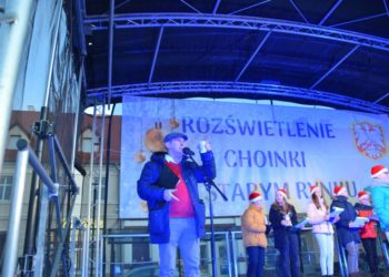 Mikołajki z rozświetloną choinką