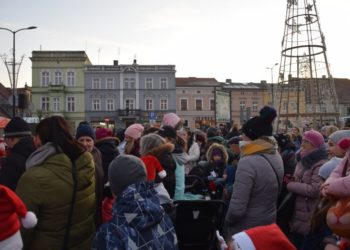 Mikołajki z rozświetloną choinką