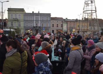 Mikołajki z rozświetloną choinką