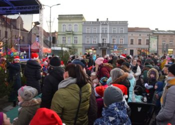 Mikołajki z rozświetloną choinką