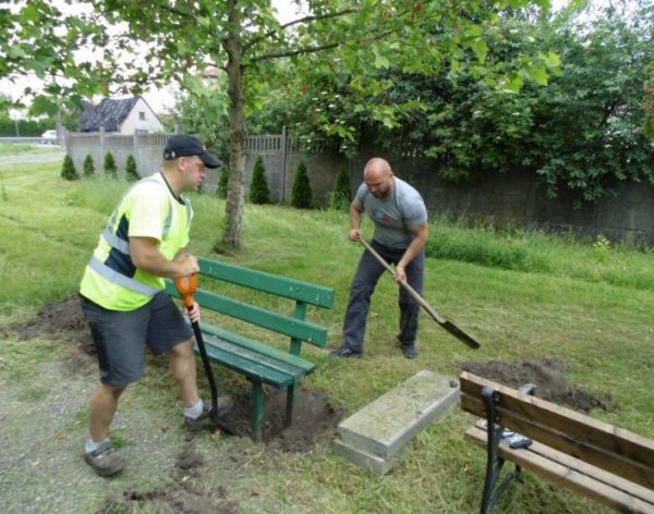 Wymiana ławek w Kobylinie Wymiana ławek w Kobylinie
