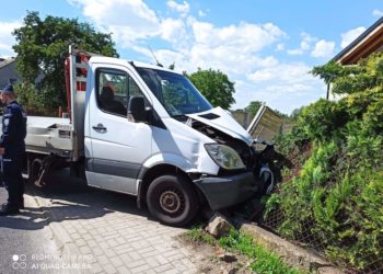 Samochodem dostawczym w płot