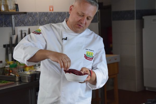 Kucharz, który kieruje się w pracy swoją życiową filozofią