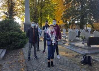 Klub Aktywnych sprzątał groby