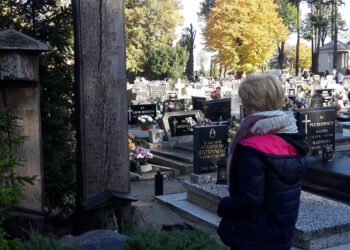 Klub Aktywnych sprzątał groby
