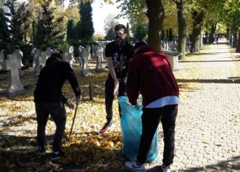 Klub Aktywnych sprzątał groby