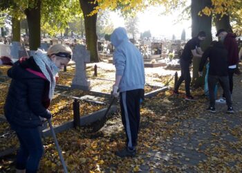 Klub Aktywnych sprzątał groby