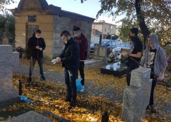 Klub Aktywnych sprzątał groby Klub Aktywnych sprzątał groby
