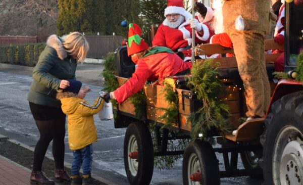 Świąteczny korowód gwiazdora