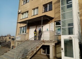 Strażacy pomagają dotrzeć do punktów szczepień