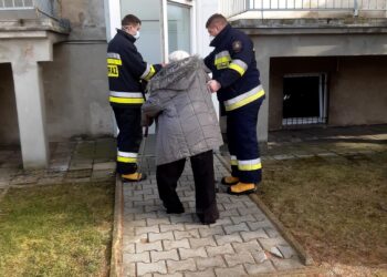 Strażacy pomagają dotrzeć do punktów szczepień