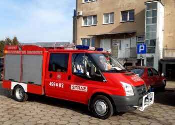 Strażacy pomagają dotrzeć do punktów szczepień