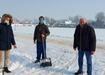 Młodzież pomaga seniorom